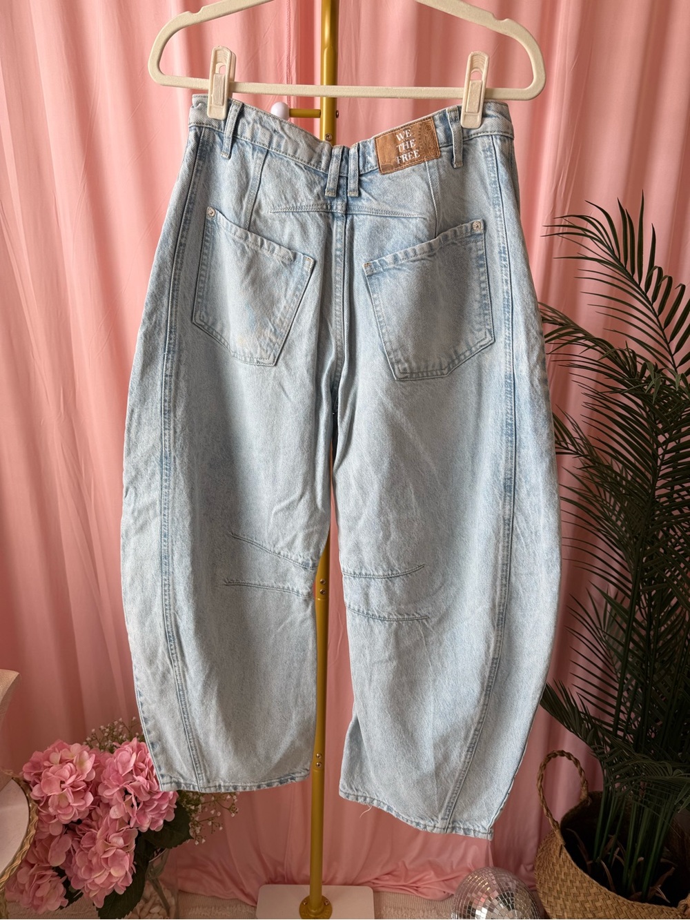 Light Wash Wide-Leg Women’s Jeans - Picture 4 of 7